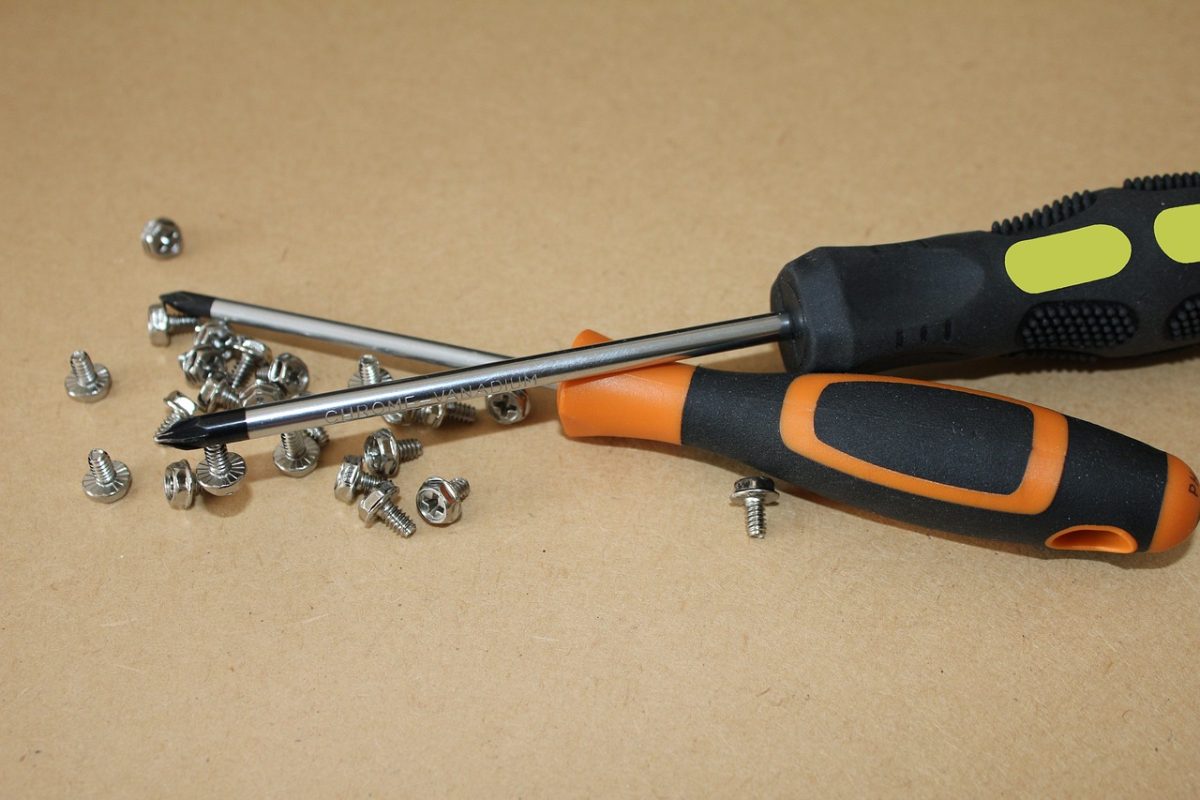 Chłodziarka nie działa prawidłowo, a pralka cieknie – co zrobić?